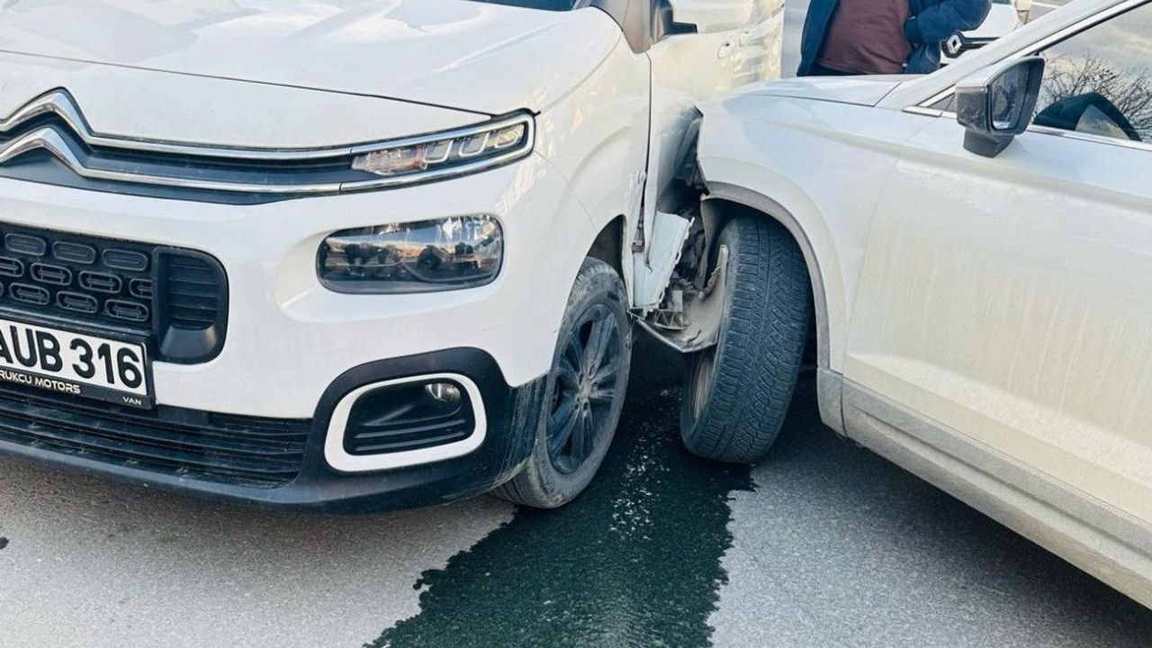 Hakkari'de Trafik Kaza Sonucu Araçlar Hasar Gördü.