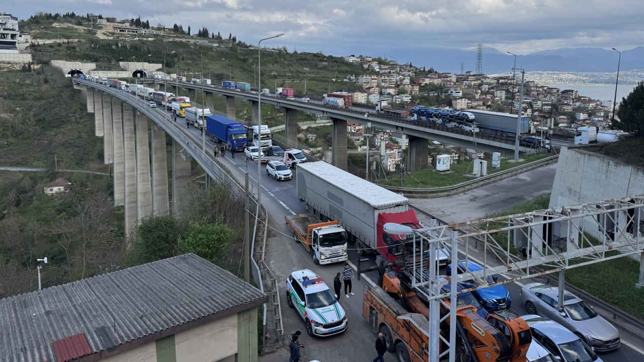 İstanbul yönü trafiğe kapatıldı: Anadolu Otoyolu'nda kaza oldu