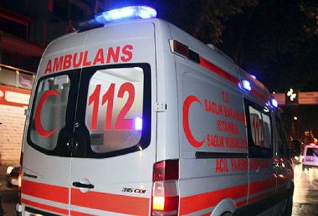 İzmit'te çocuğa çarpan araç, direğe çarptı.