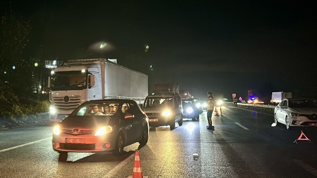 Zincirleme kaza nedeniyle otobanda 3 kişi yaralandı.