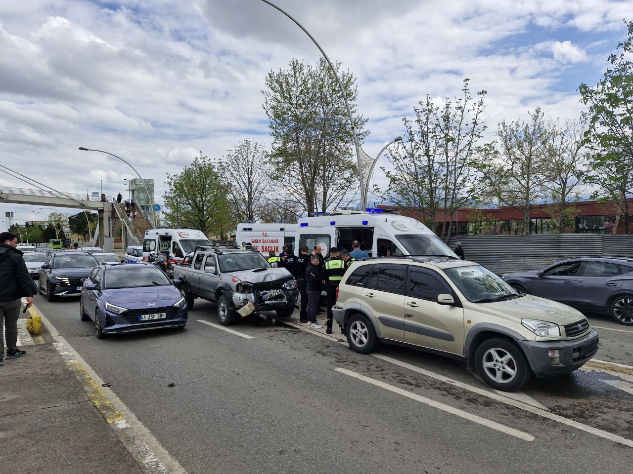 Zincirleme kaza sonucu İzmit'te 2 çocuk dahil 3 kişi yaralandı.