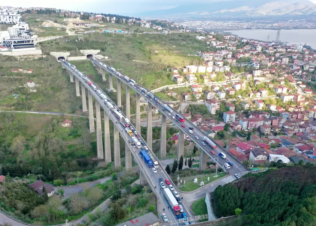 Zincirleme kazadan dolayı Kocaeli-İstanbul ulaşımında aksamalar yaşanıyor.