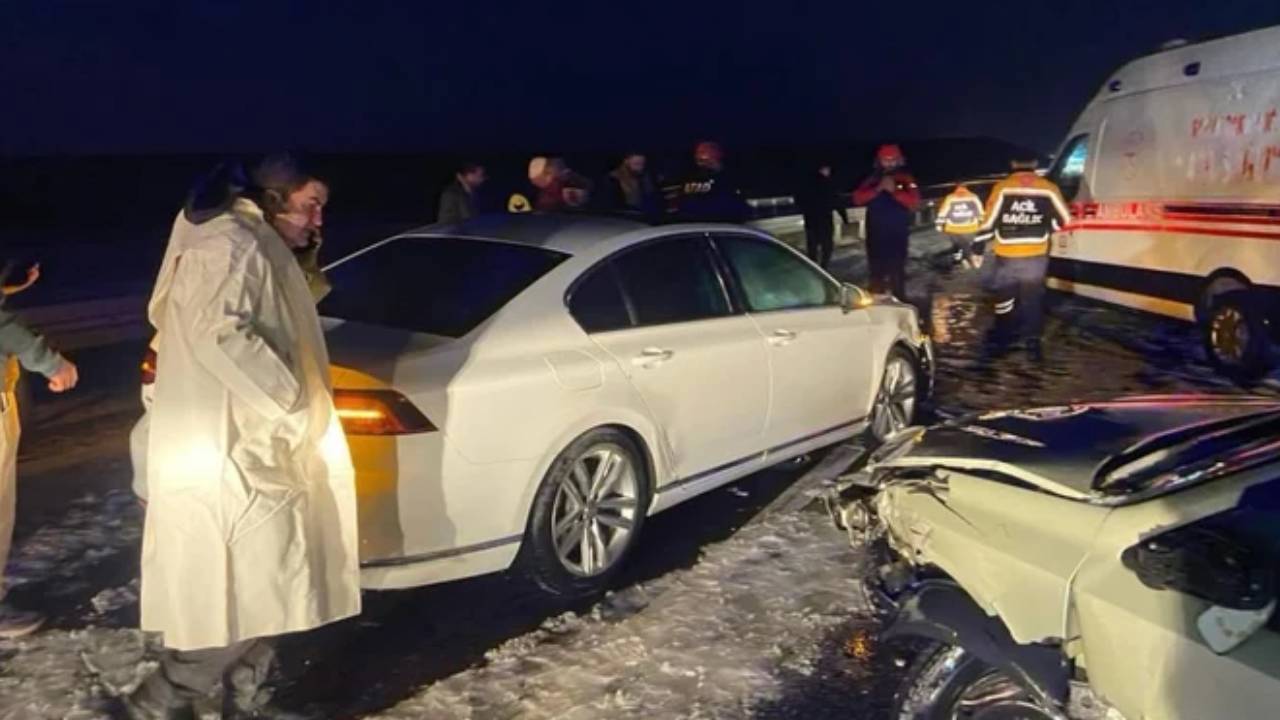 Aksaray'da 12 aracın karıştığı zincirleme trafik kazasında 10 kişi yaralandı.