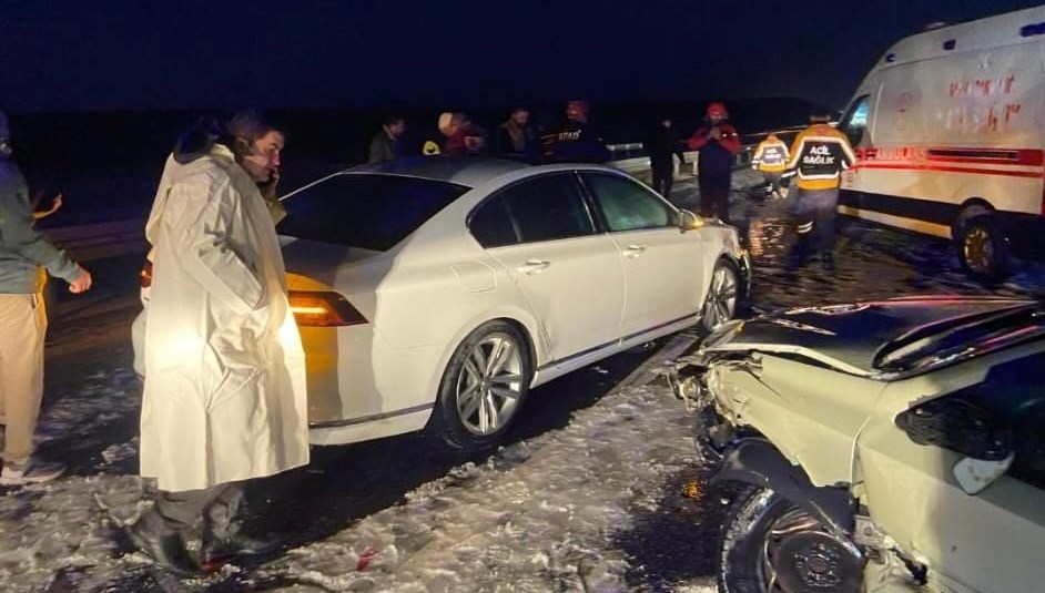 Aksaray'da ardışık trafik kazasında 15 kişi yaralandı.