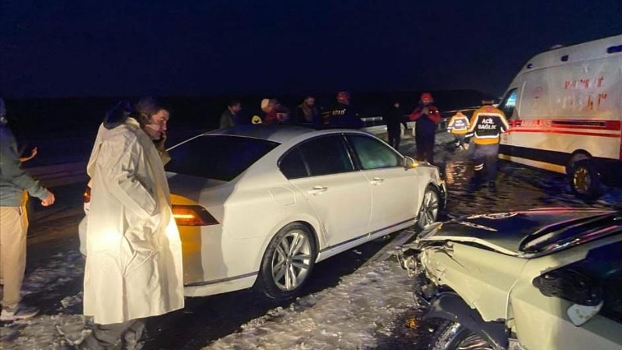 Aksaray'da art arda trafik kazası: 15 kişi yaralandı.
