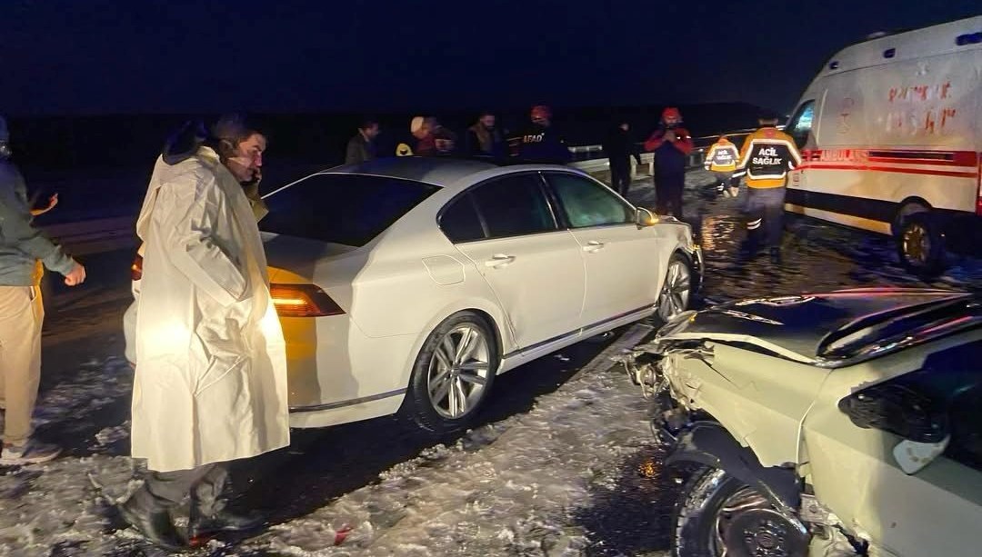 Aksaray'da çeyrek düzine araç birbirine çarptı: 12 araç karıştı