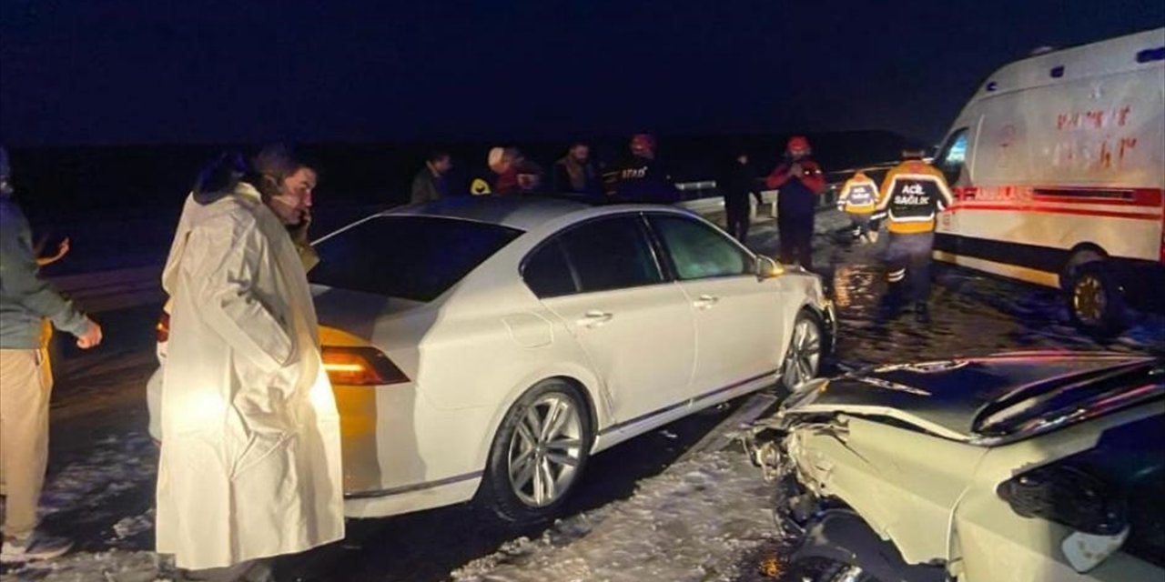 Aksaray'da trafik kazasında 15 kişi sakatlandı.