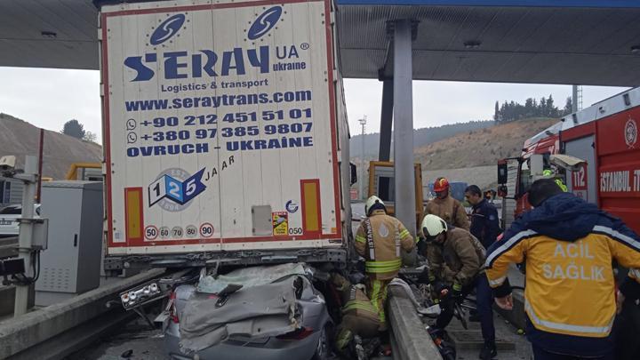 Pendik'te korkunç bir kaza: Araç TIR'ın altına girdi, yaralılar var!