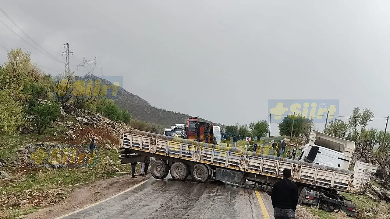 Siirt-Şırnak Yolunda Endişe Verici Kaza: Yol Kapatıldı, 4 Yaralı İki Çocuk!