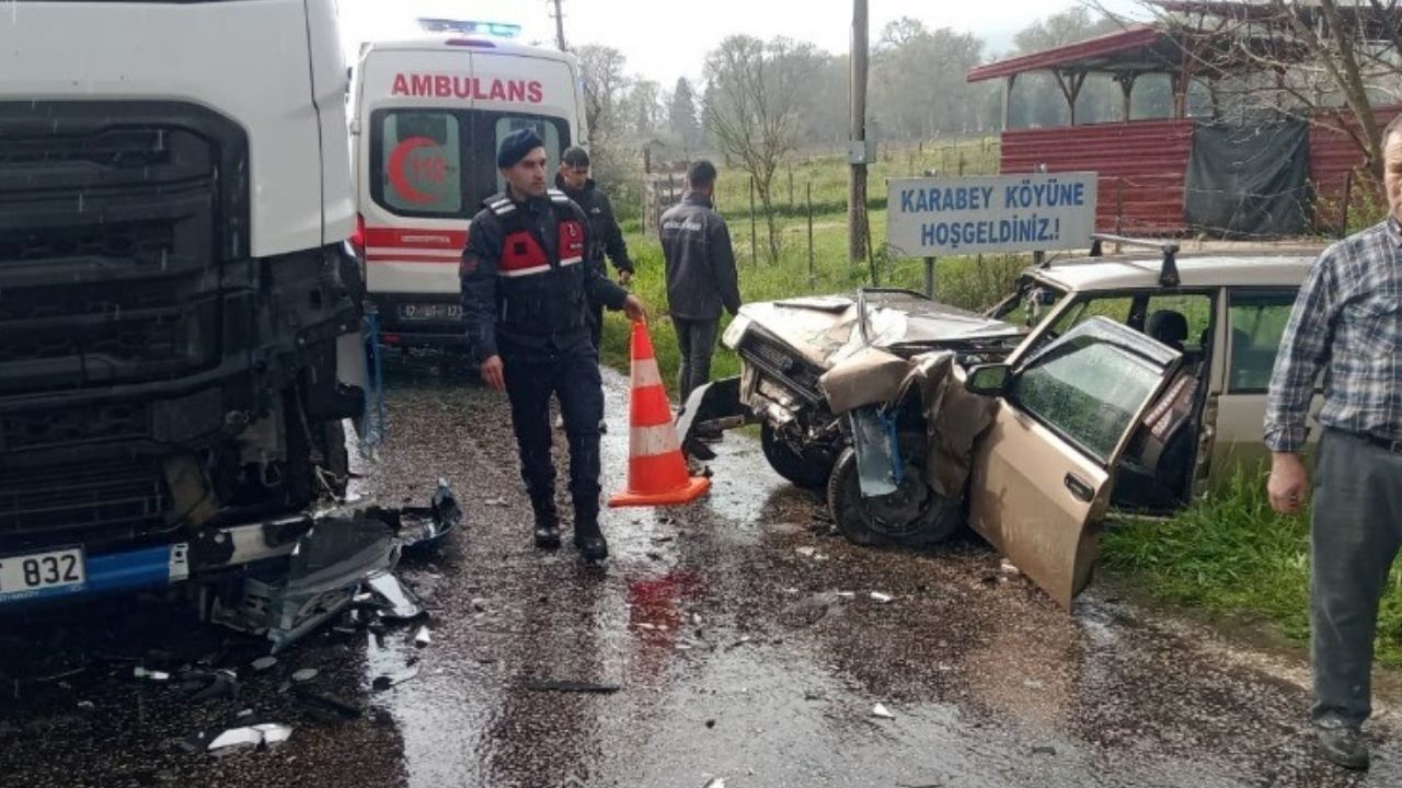 Tır ile araç çarpıştı, Çanakkale'de trafik kazası oldu.