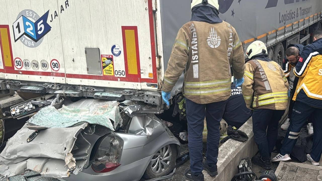 TIR'ın altında kalan otomobilde 4 kişi hayatını kaybetti - Trafik kazasının detayları!