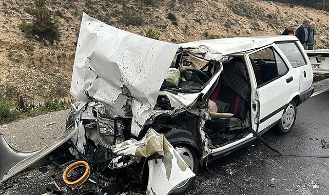 Uşak'ta trafik kazasında çift ağır yaralı.