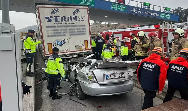 Bayram dönüşünde büyük bir kaza meydana geldi! Tır tarafından ezilen araç paramparça oldu.