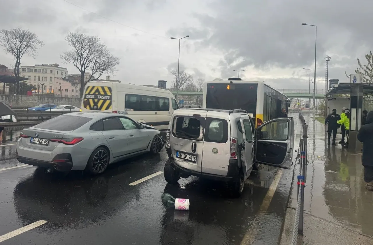Fatih'te ardışık trafik kazasında bir kişi yaralandı.