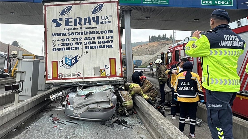 Kuzey Marmara Otoyolu'nda tıra çarpan araçta 4 kişi öldü.