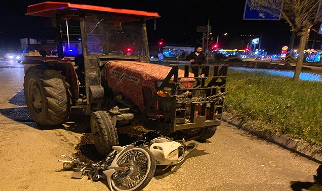 Niksar'da Ünlü Kapının Yakınında Trafik Kazası: Motosiklet ile Traktör Çarpıştı, 2 Kişi Yaralandı