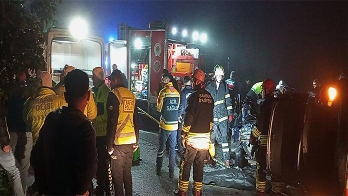 Samsun'da korkunç kazada 2 araç çarpıştı, 5 kişi öldü.
