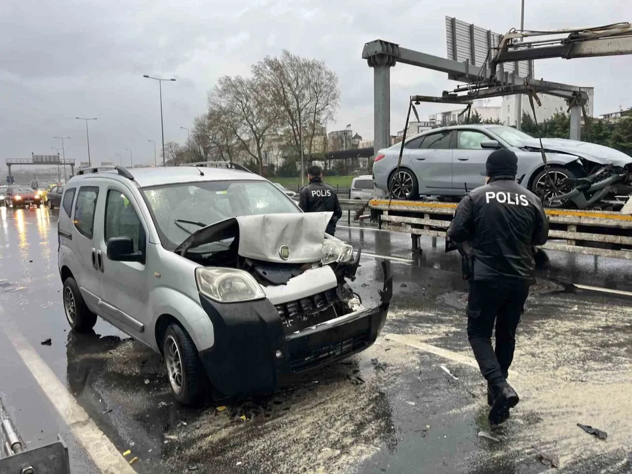 Zincirleme trafik kazası sonucu 1 kişi yaralandı.