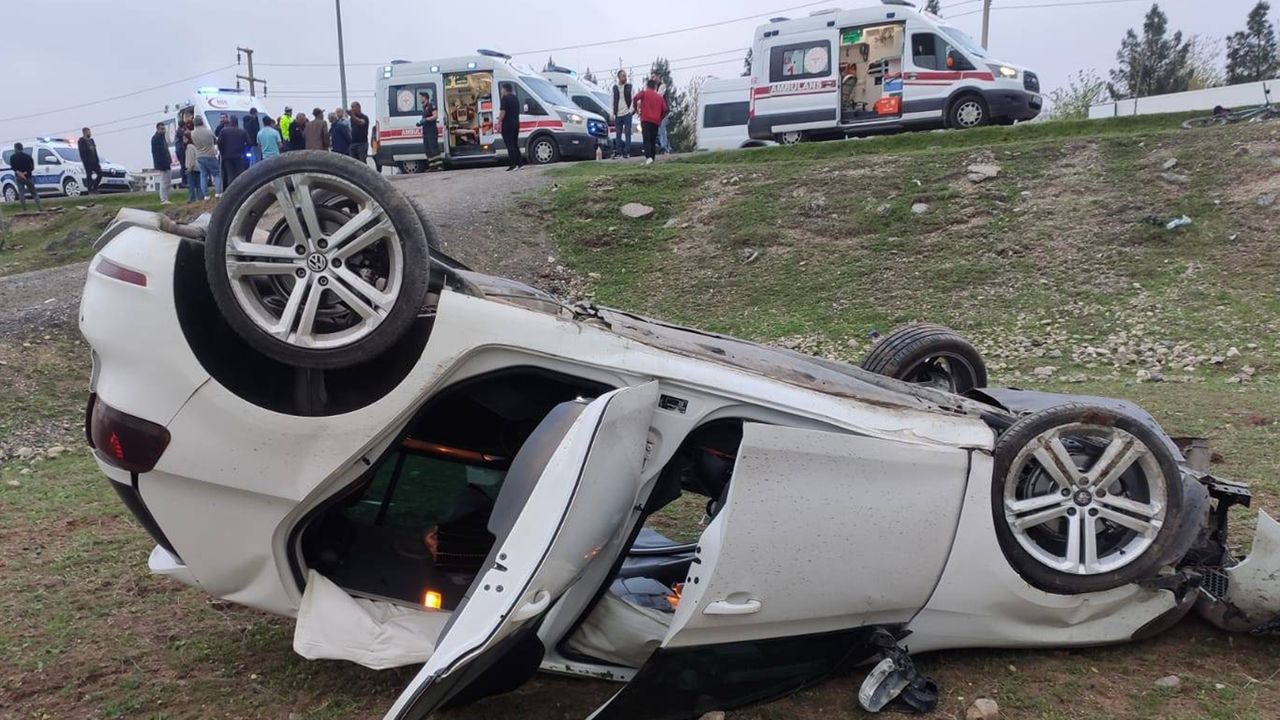 3 aracın karıştığı ardışık trafik kazası sonucu 5 kişi yaralandı.