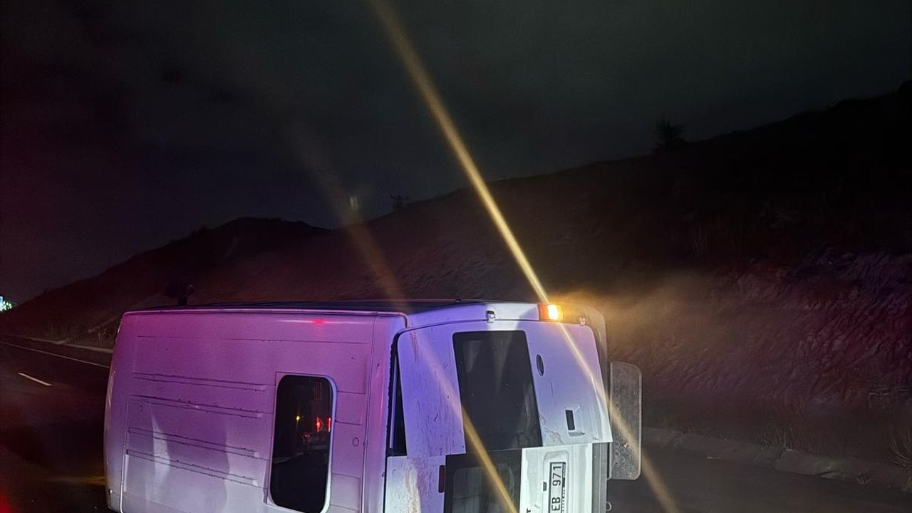 İzmir'de trajik kaza: 1 kişi hayatını kaybetti, 10 kişi yaralandı.