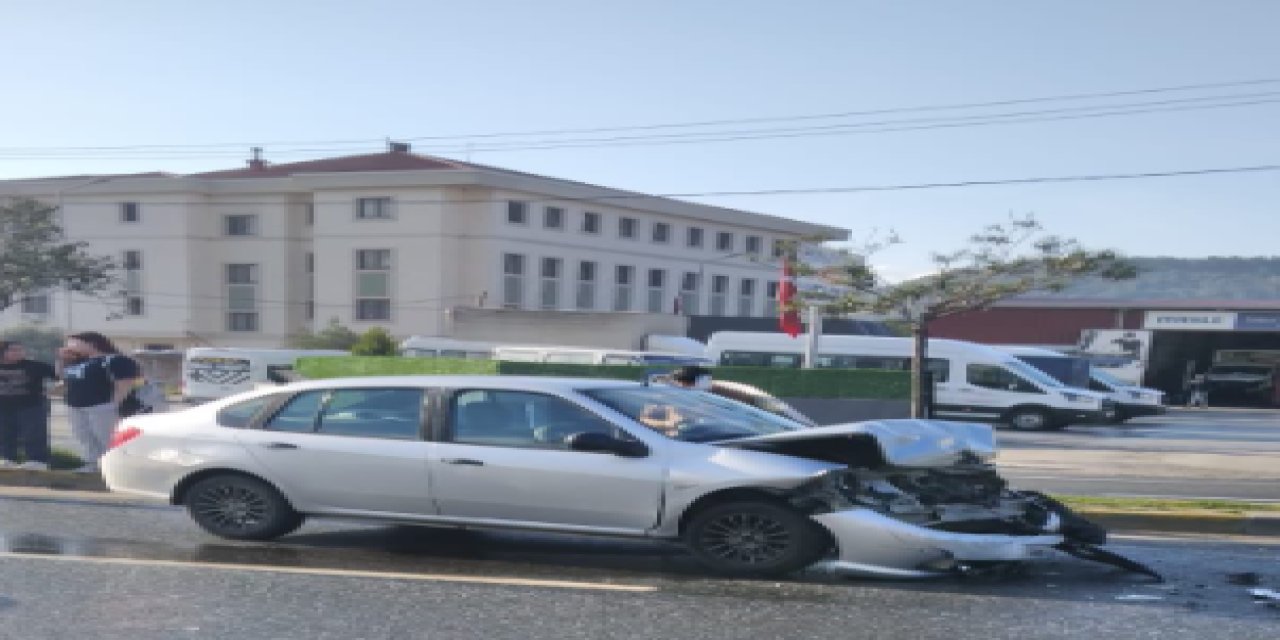 Milas'ta üç aracın karıştığı zincirleme bir trafik kazası yaşandı.