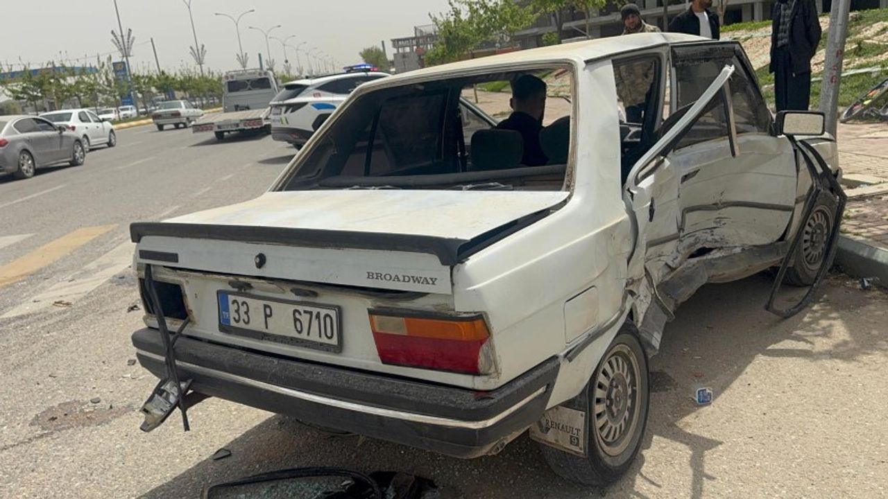 Şanlıurfa'da Trafik Kazasında 8 Kişi Yaralandı, Araçlarda Hasar Oluştu