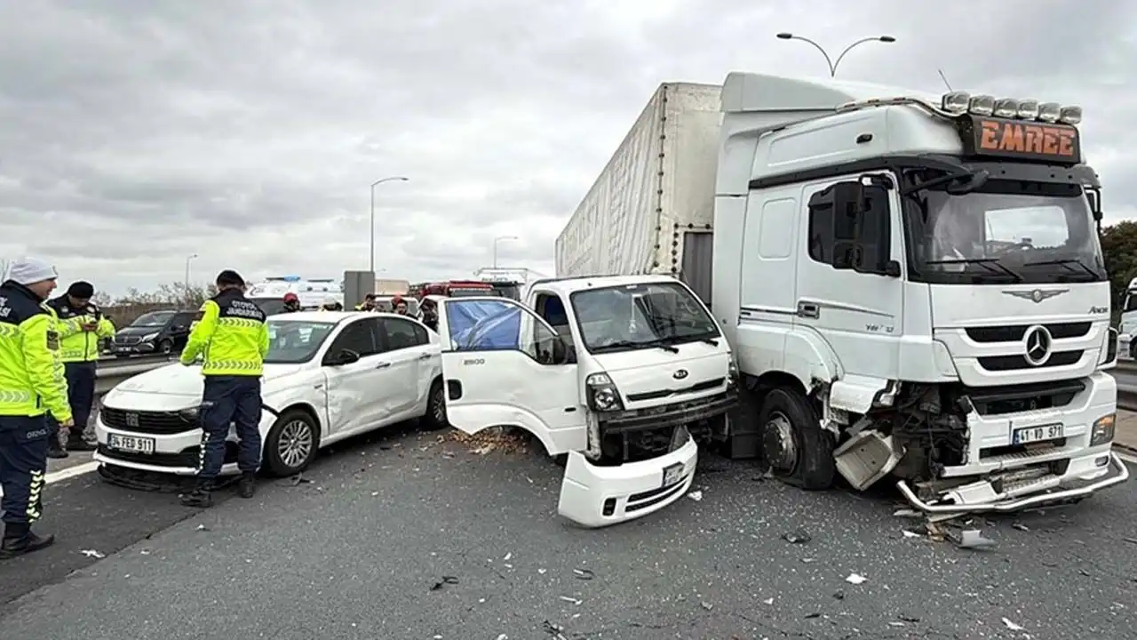Anadolu Otoyolu'nda ciddi bir trafik kazası sonucu yol kapanmış durumda.