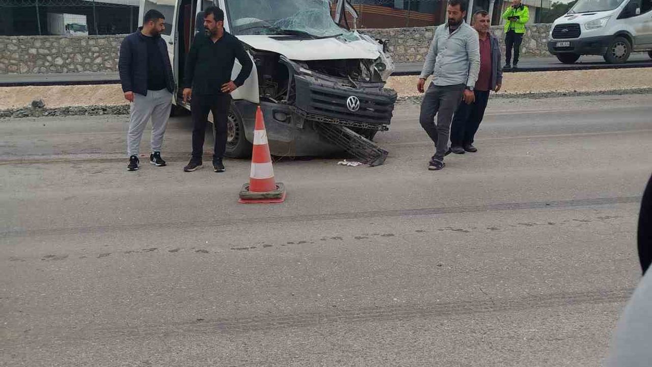 Antakya'da trafik kazasında 2 kişi yaralandı.