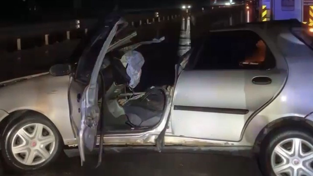 Babaeski'de araba kazasında sıkışan yaralıyı itfaiye kurtardı.