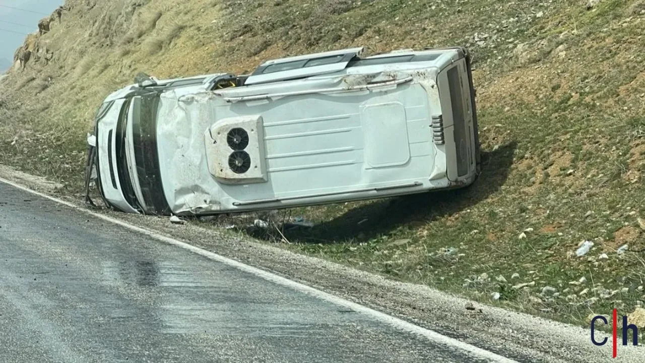Hakkari'de yağmur sebebiyle trafik kazası: 2 kişi yaralandı.
