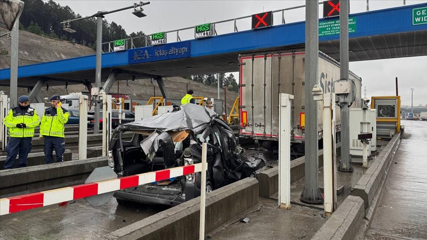 İstanbul'da gişelerde tıra çarpan aracın şoförü öldü.