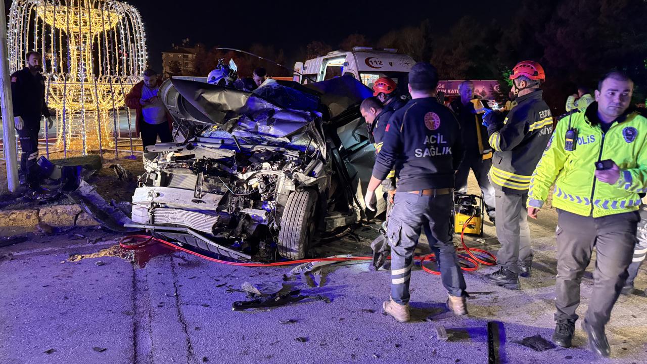 Kamyon, Erzurum'da 6 araca çarptı, 8 kişi yaralandı.
