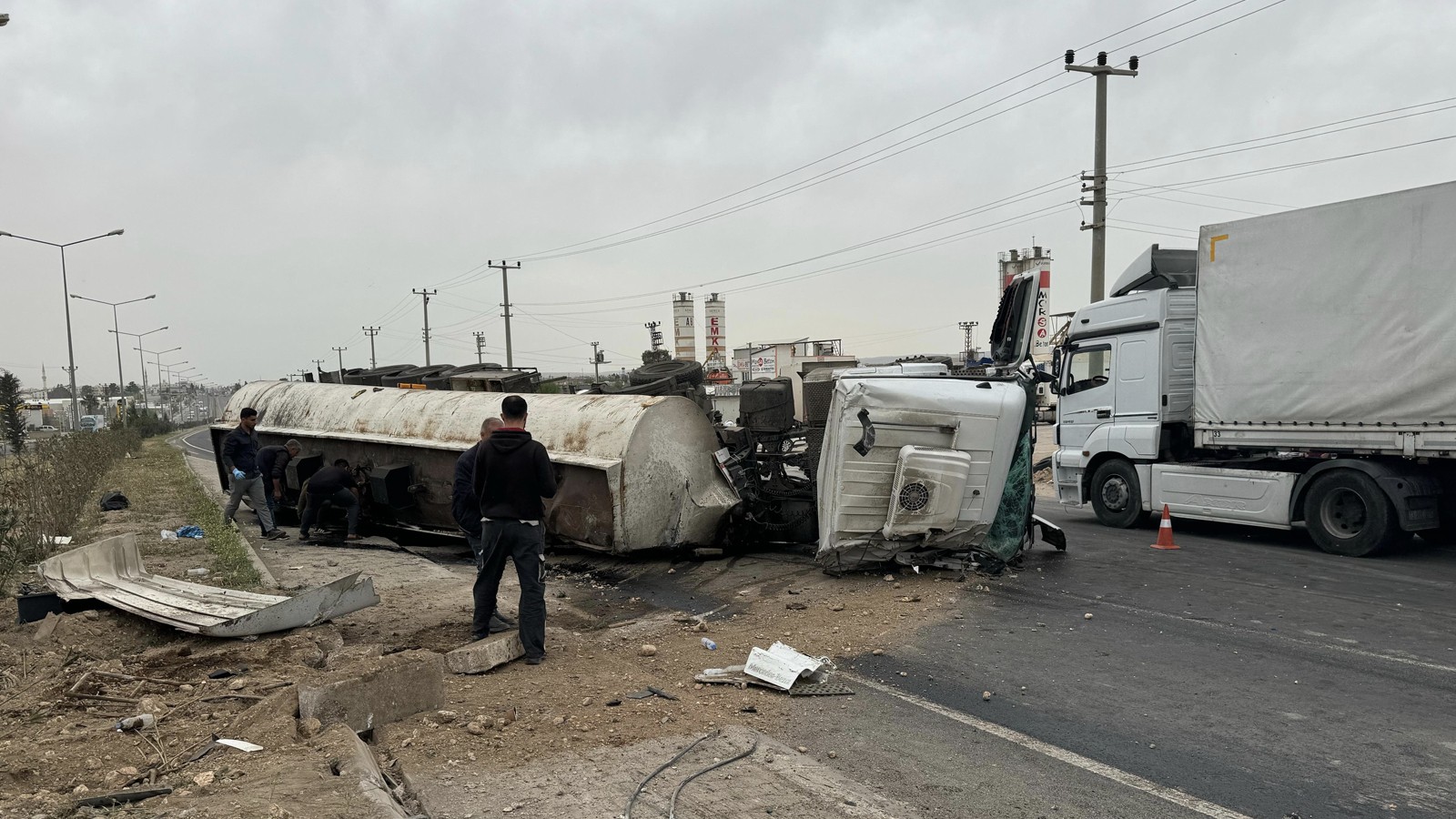 Mardin'de tankerin çarptığı kamyonette yaralılar!