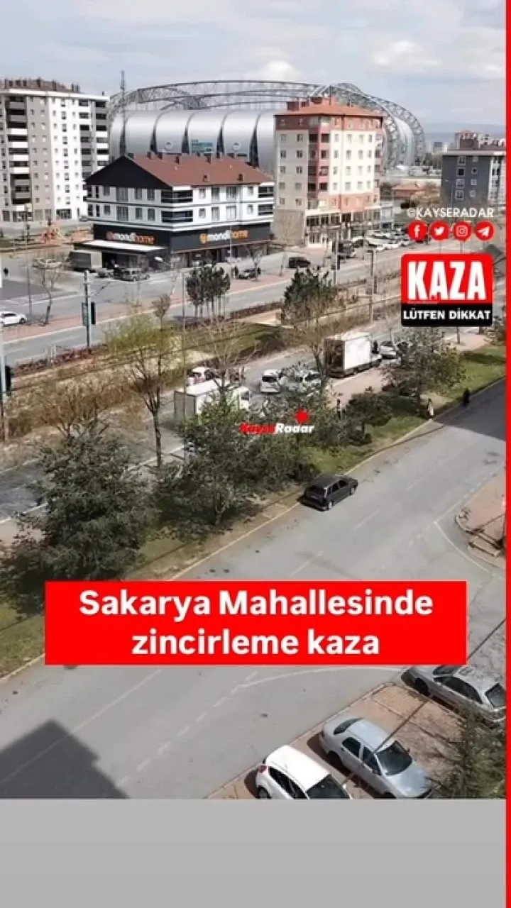Sakarya'da ardışık trafik kazası oldu.