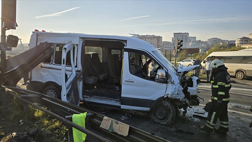 Tekirdağ'da 2 işçi taşıyan servis aracının kaza yapması sonucunda 18 kişi yaralandı.