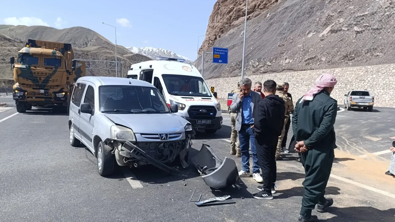 Zincirleme Trafik Kazası: Hakkari Yolu'nda 2 Araç Çarpıştı