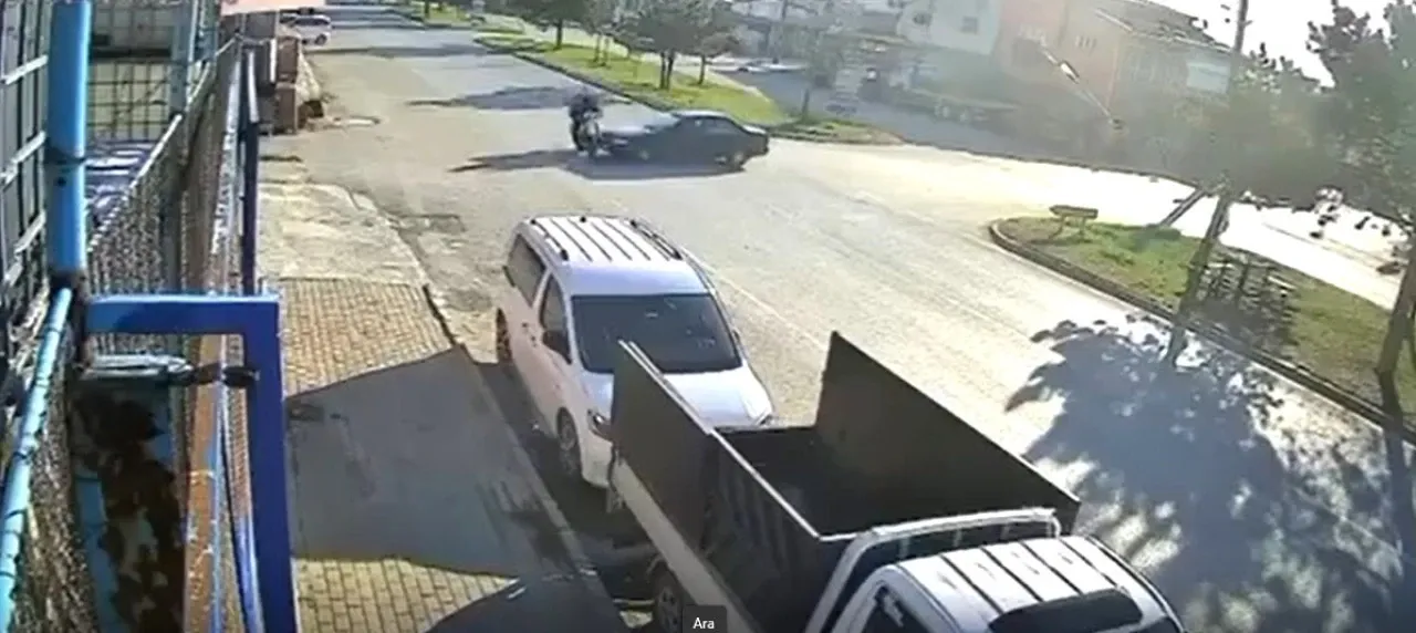 Kaza anında otomobil ve motosiklet çarpışmasıyla bir kişi yaralandı, olay güvenlik kamerasında kaydedildi.