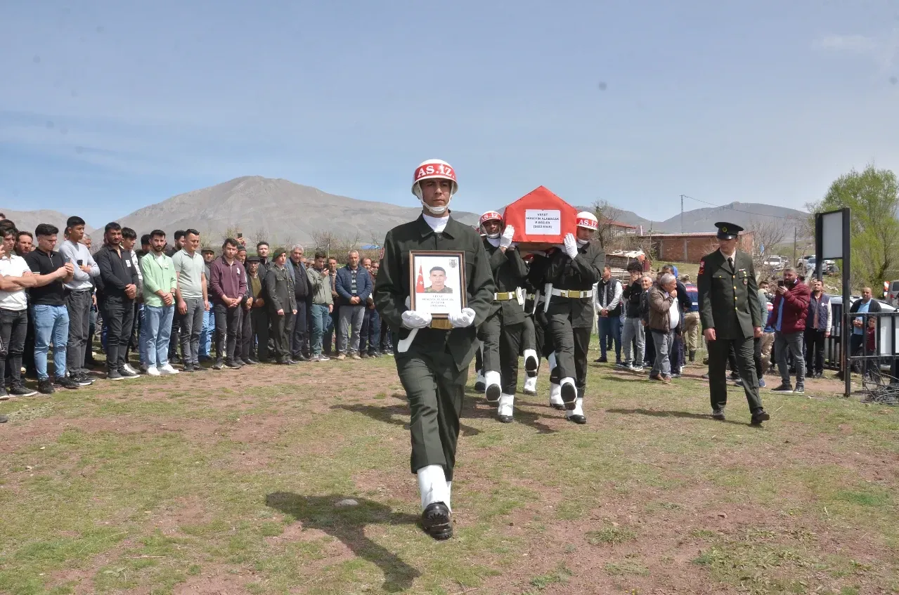 Trafik kazasında vefat eden askere son onurunu yapma