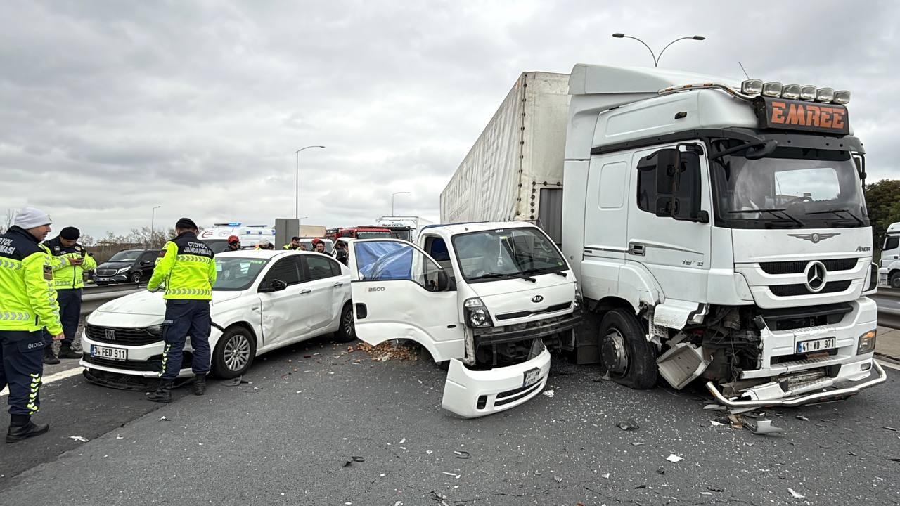 Anadolu Otoyolu'nda trafik kazası: Ankara istikameti yolunda akış kesintiye uğradı.