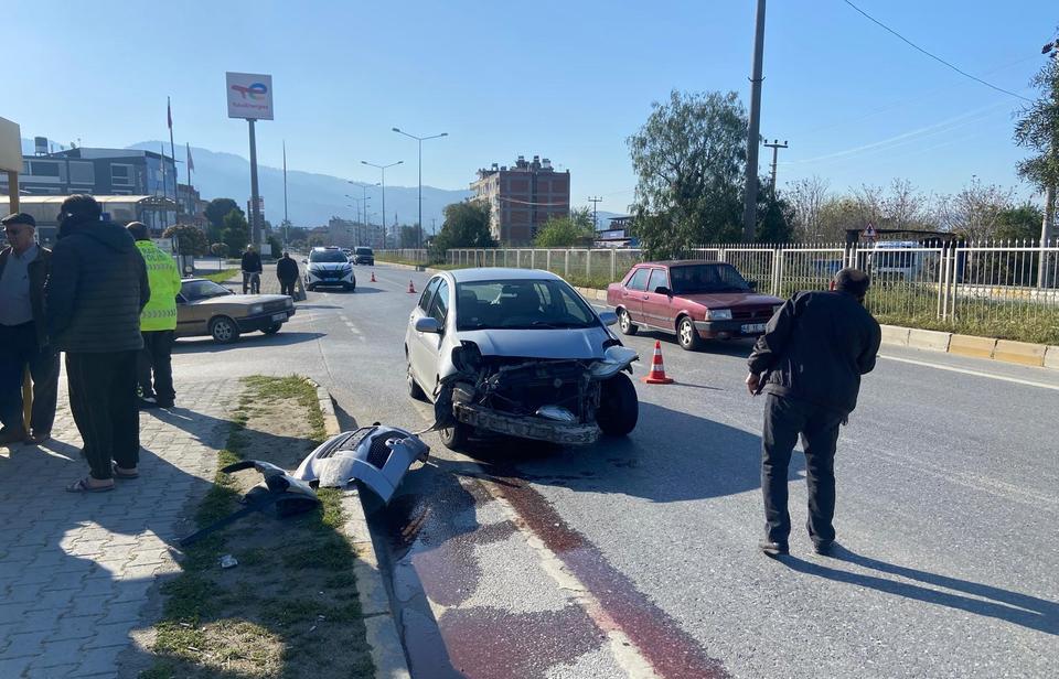 Çine'de endişe veren kaza sonucunda araçlar tamamen hasar gördü.
