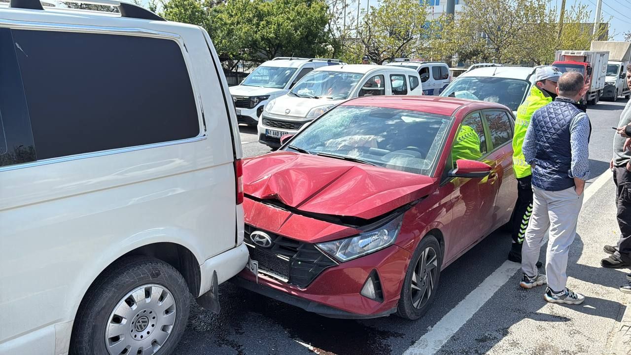 Gebze'de ardışık trafik kazası: 2 kişi yaralandı