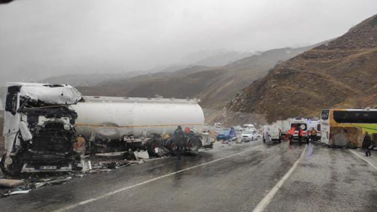 Hakkari-Van yolunda trafik kazası: Çok sayıda yaralı!