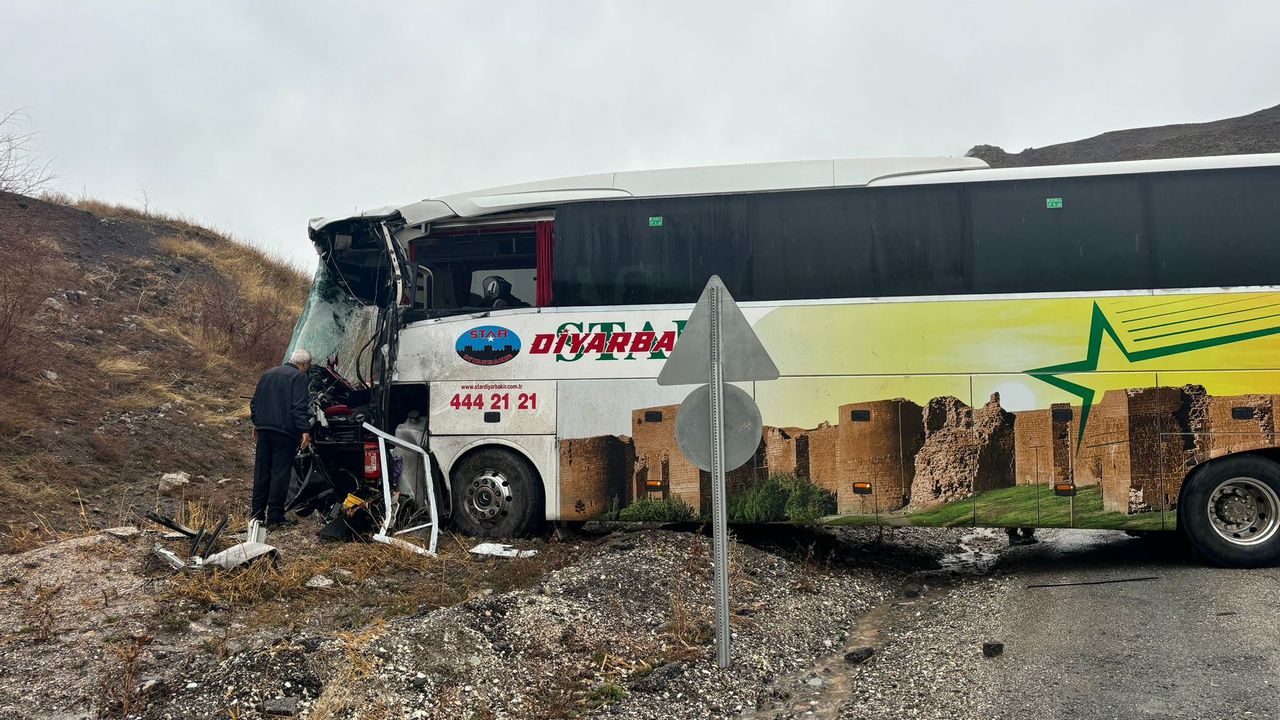 Hakkari'de trafik kazasında bir kişi öldü, 11 kişi yaralandı.