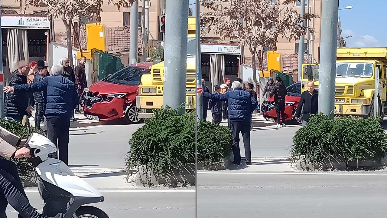 Kavşakta kaza: Araç, Eskişehir'de kaldırıma çıktı.