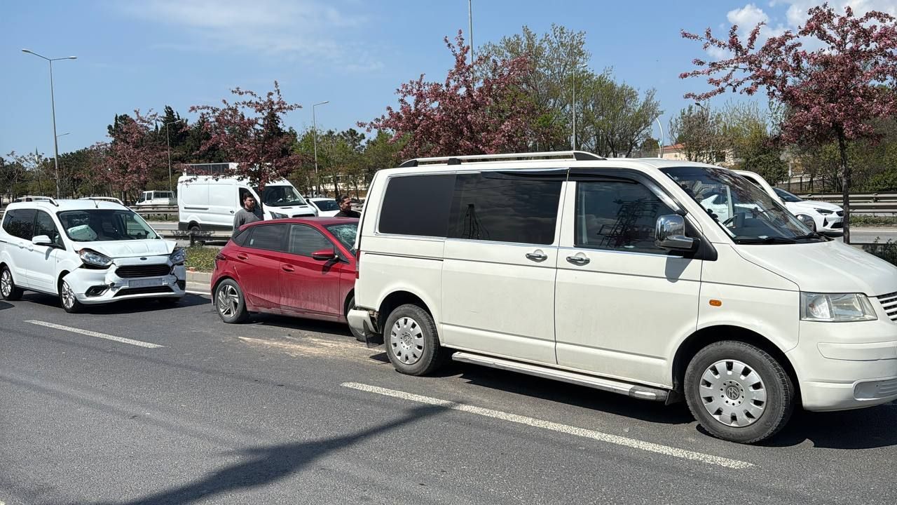 Otomobil dolu yolda zincirleme kaza meydana geldi ve 2 kişi yaralandı.