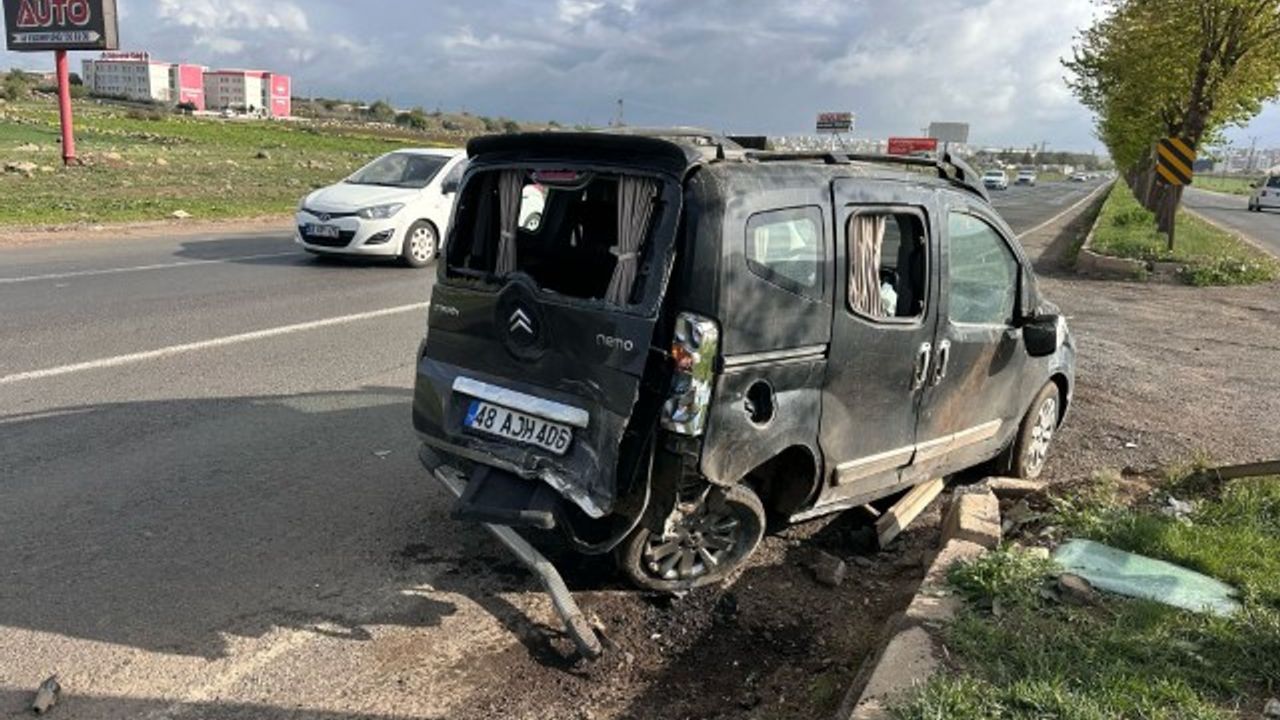 Siverek'te trafik kazası: Bir kişi yaralandı, otomobil hafif ticari araca çarptı.