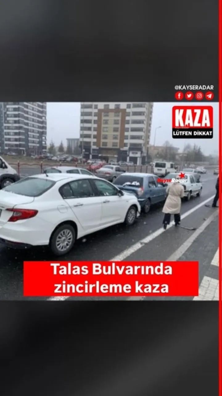 Talas Bulvarı'nda ardışık trafik kazası meydana geldi. Geçmiş olsun.