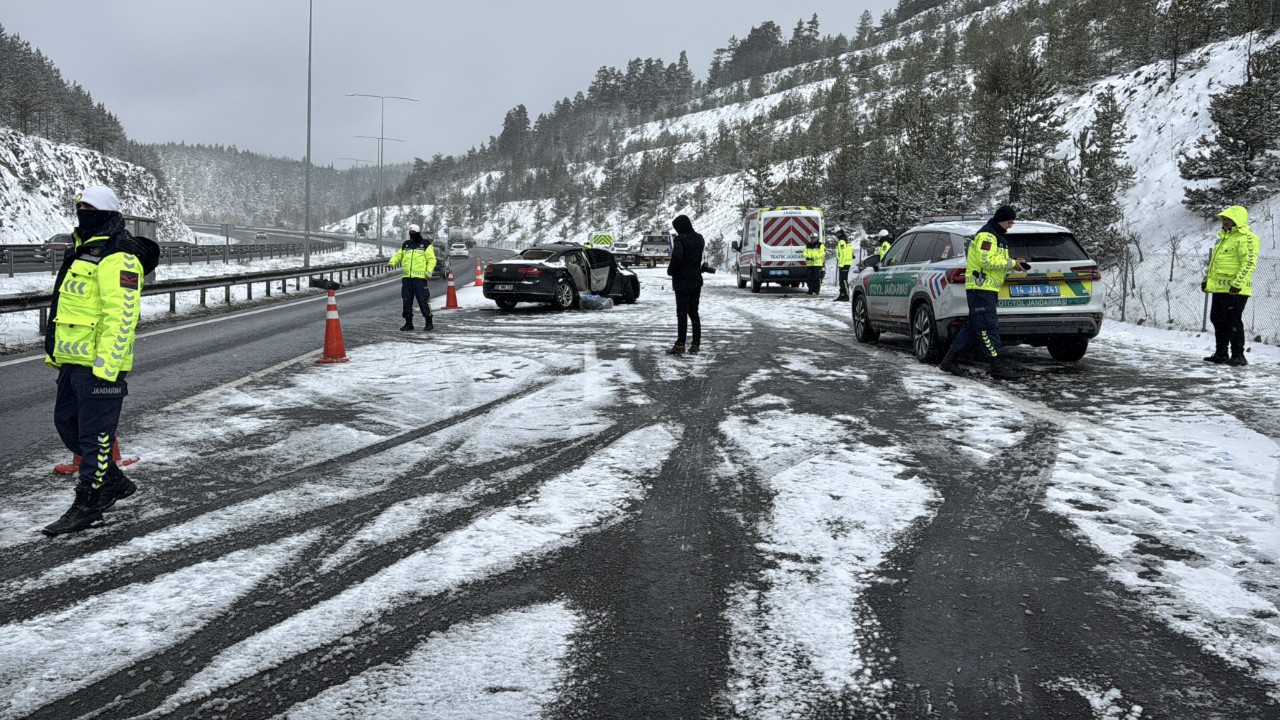 Anadolu Otoyolu'nda yaşanan trafik kazasında 1 polis memuru ve 2 kişi yaşamını yitirdi.