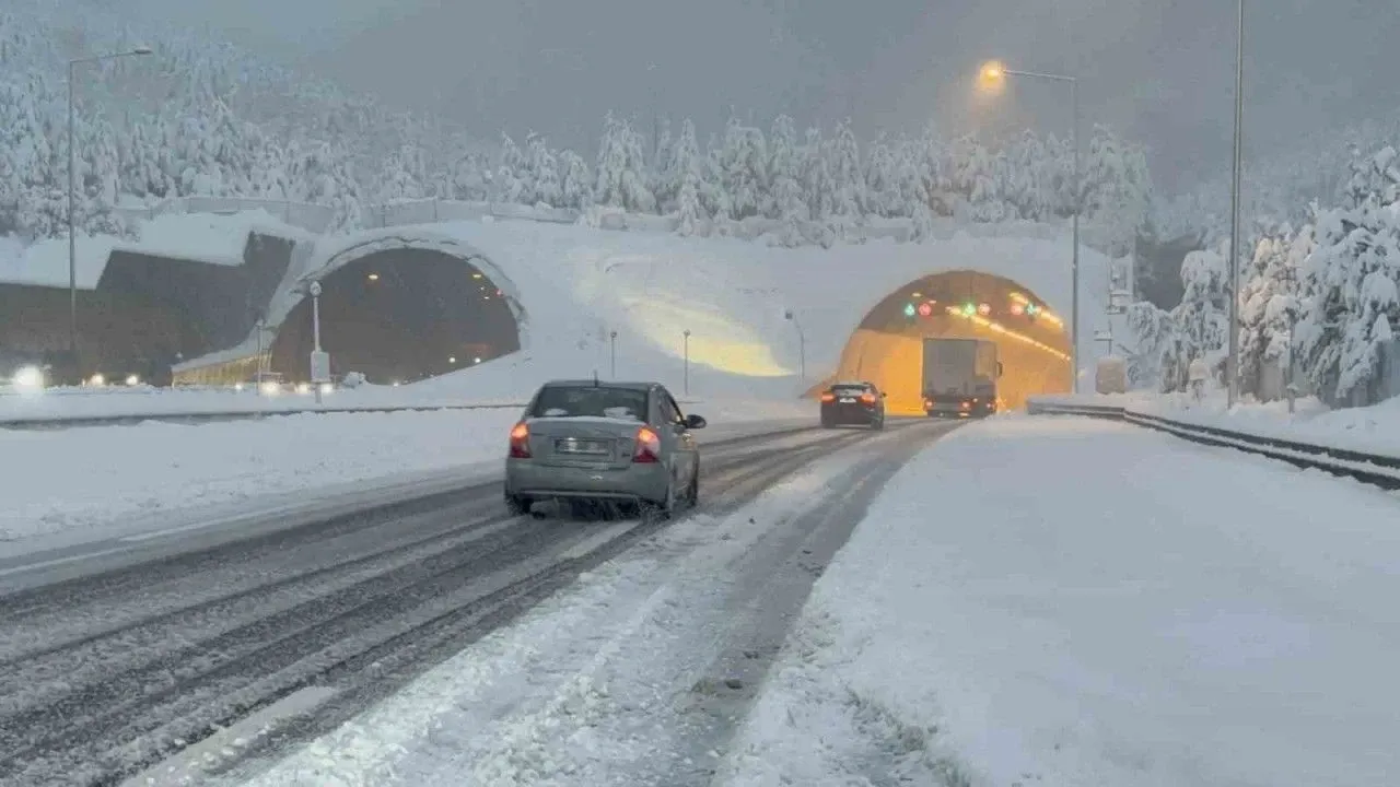 Bolu Dağı'nda ardışık kazalar nedeniyle İstanbul istikameti trafiğe kapandı.