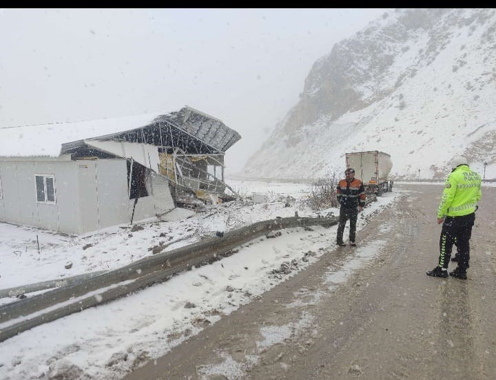 Tır, bariyerlerden sonra konteynere vurdu, ancak son anda durabildi.